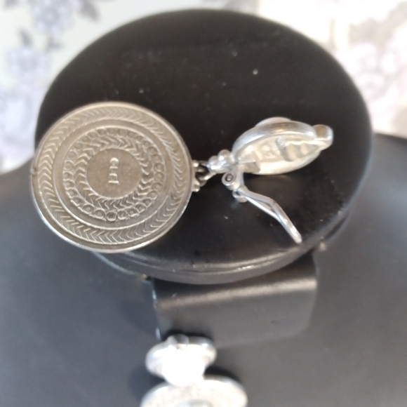 Vintage Liz Claibourne Clip On Earrings. Large Silver Medallion Design Unique - Picture 7 of 12